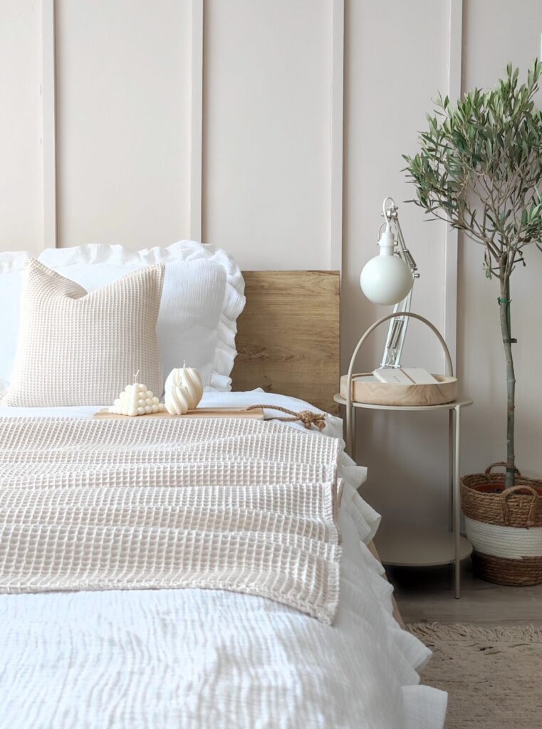 Pościel muślinowa biała z falbanką w sypialni 