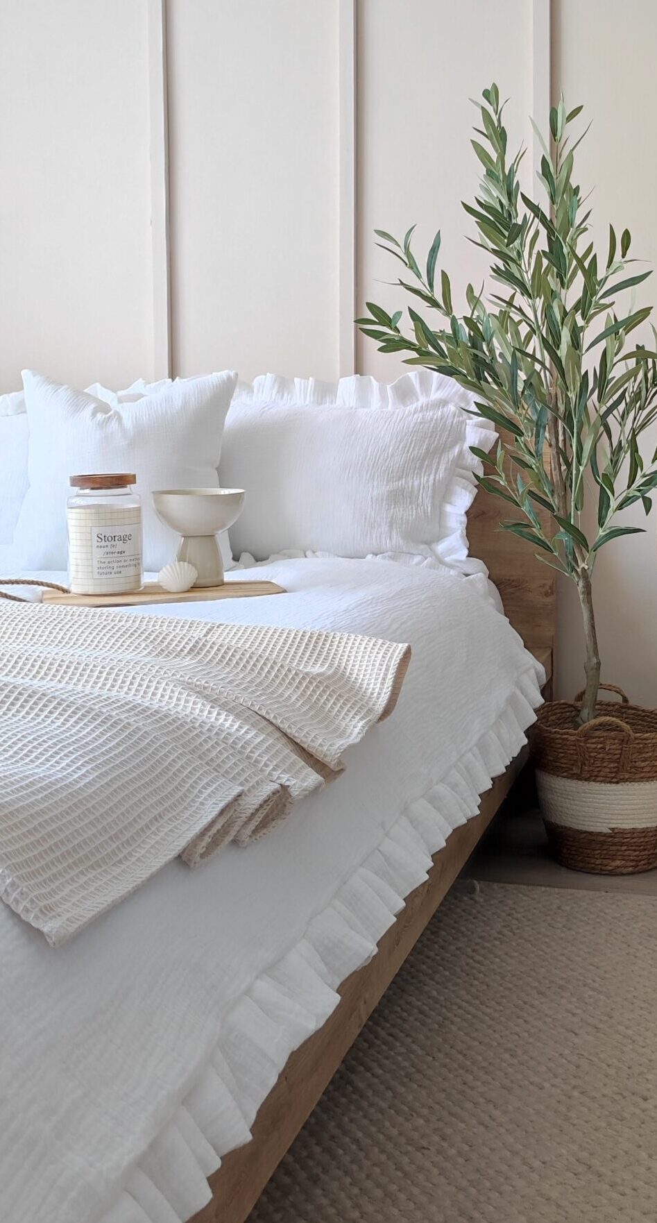 Pościel muślinowa biała z falbanką Simonila w sypialni