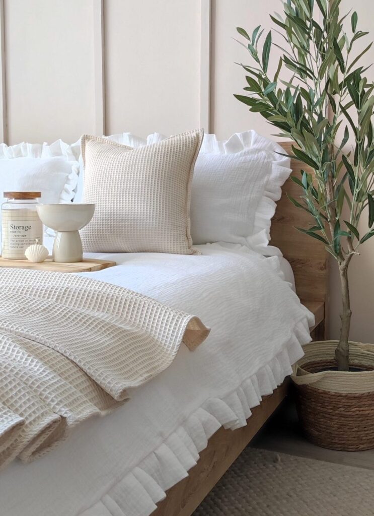 Biały muślinowy komplet pościeli z falbanką