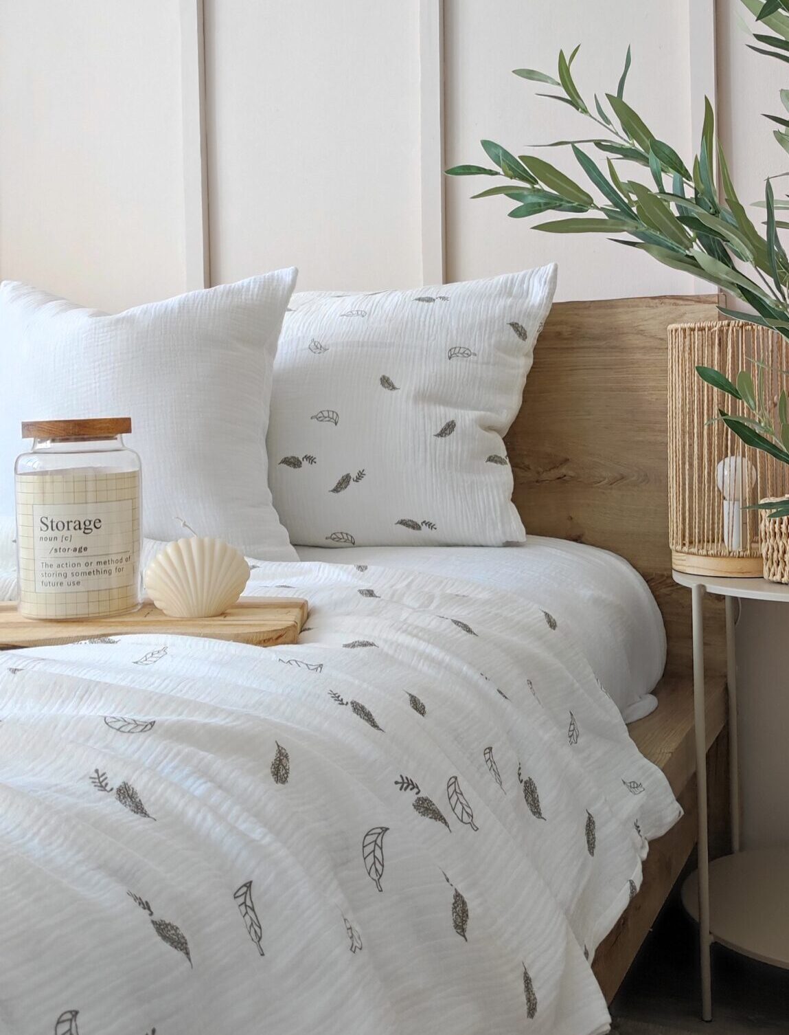 Muślinowa pościel na białym tle z szarymi listkami, antyalergiczna pościel miękka 100% bawełna.