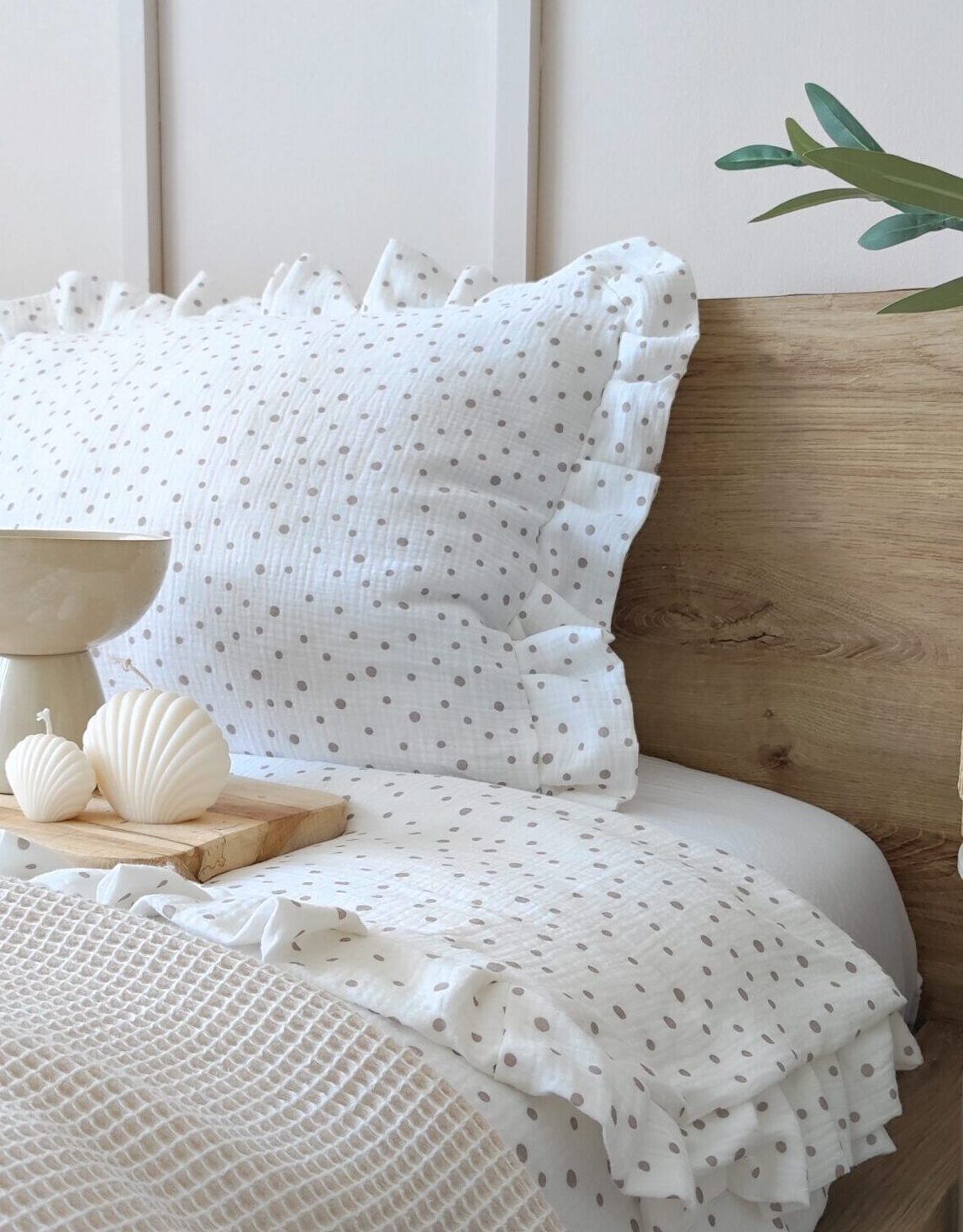 Drobne beżowe groszki