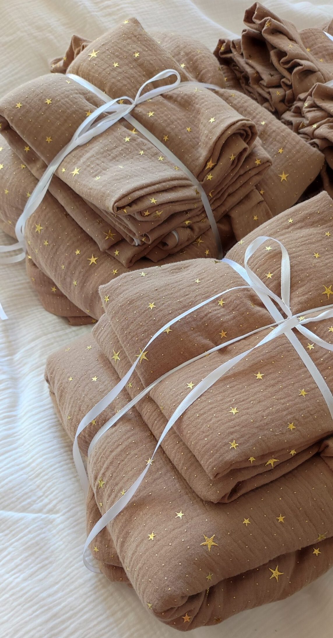 Muślinowy komplet pościeli DROBNE ZŁOTE GWIAZDKI na karmelowym tle z falbanką