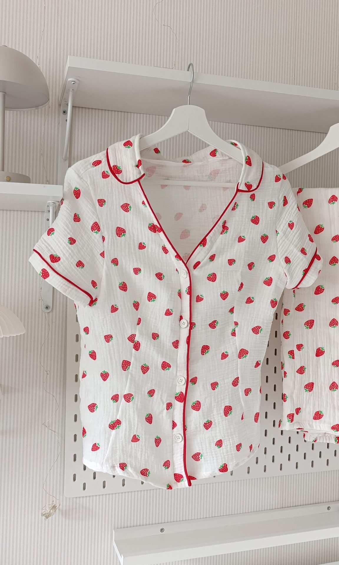 Muślinowa piżamka w TRUSKAWKI z czerwoną wypustką