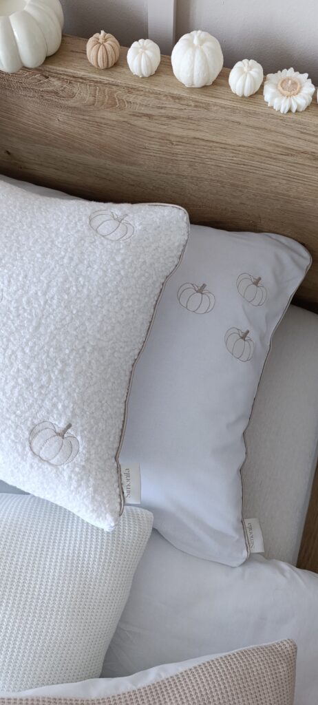Pościel w dynie biało beżowa, bawełniana 100%, z delikatnymi haftami dyni w prawym górnym rogu i elegancką wypustką, Kolekcja Simonila