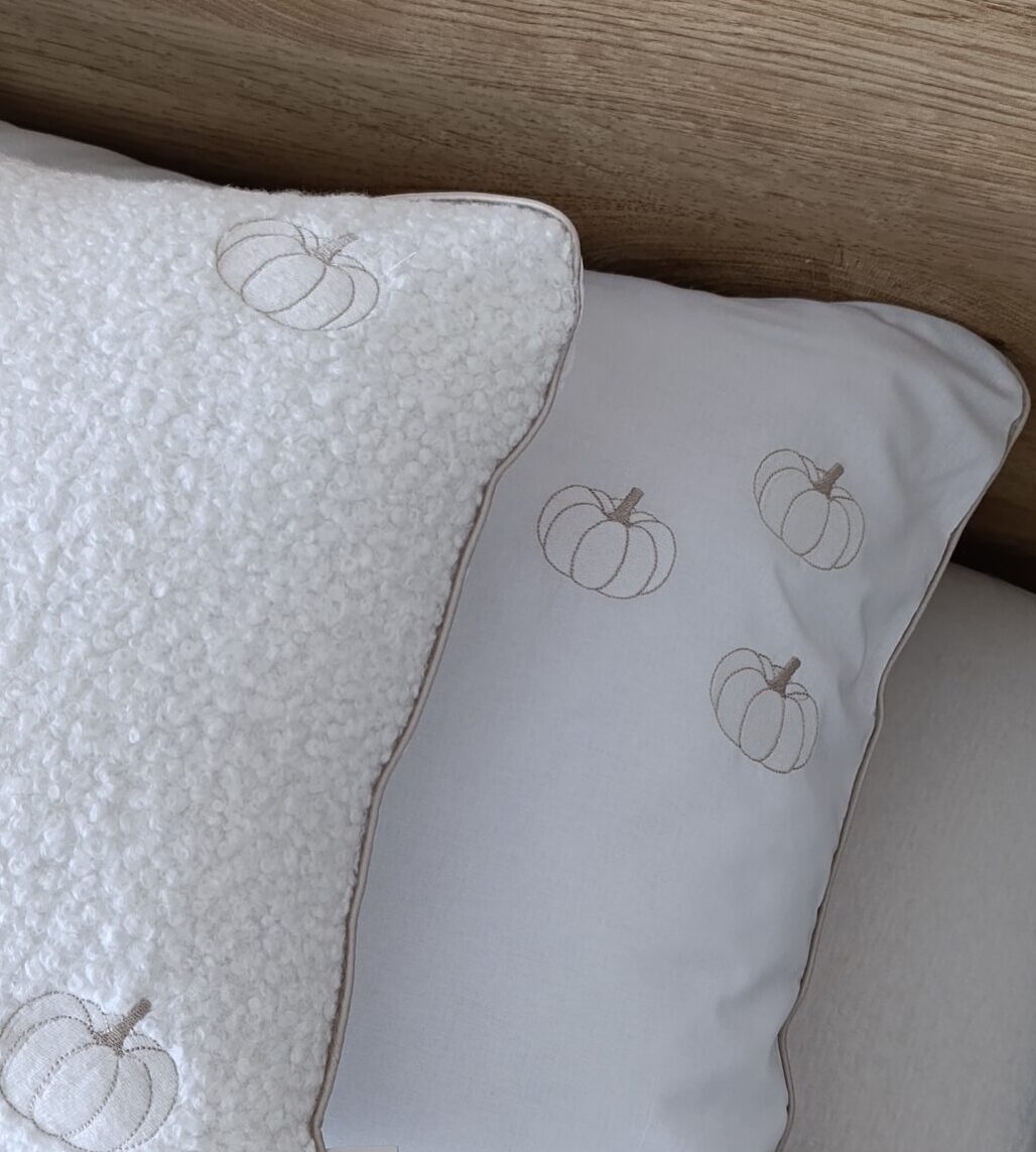 Zdjęcie z bliska haftu dyni na pościeli białęj kolekcja Simonila