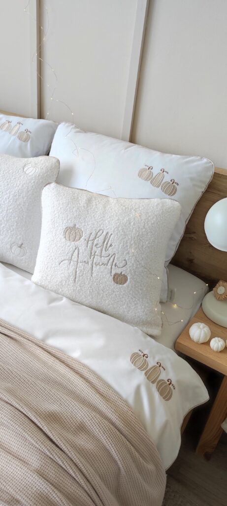 Poduszka Hello Autumn, jesienna poduszka boucle z dyniami, poduszka na kanapę, do sypialni