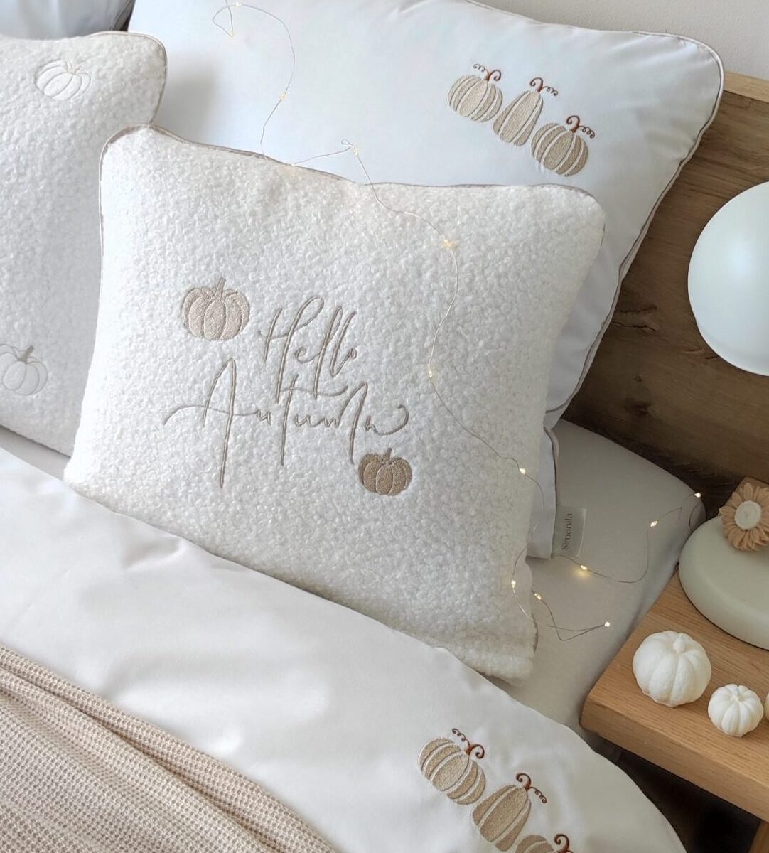 Jesienna poduszka boucle Hello Autumn – wyjątkowa dekoracja do domu