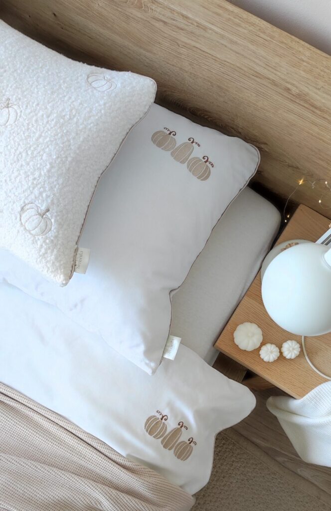 Biały komplet pościeli z haftem trzech beżowo-brązowych dyń, wykończony elegancką wypustką - kolekcja Simonila