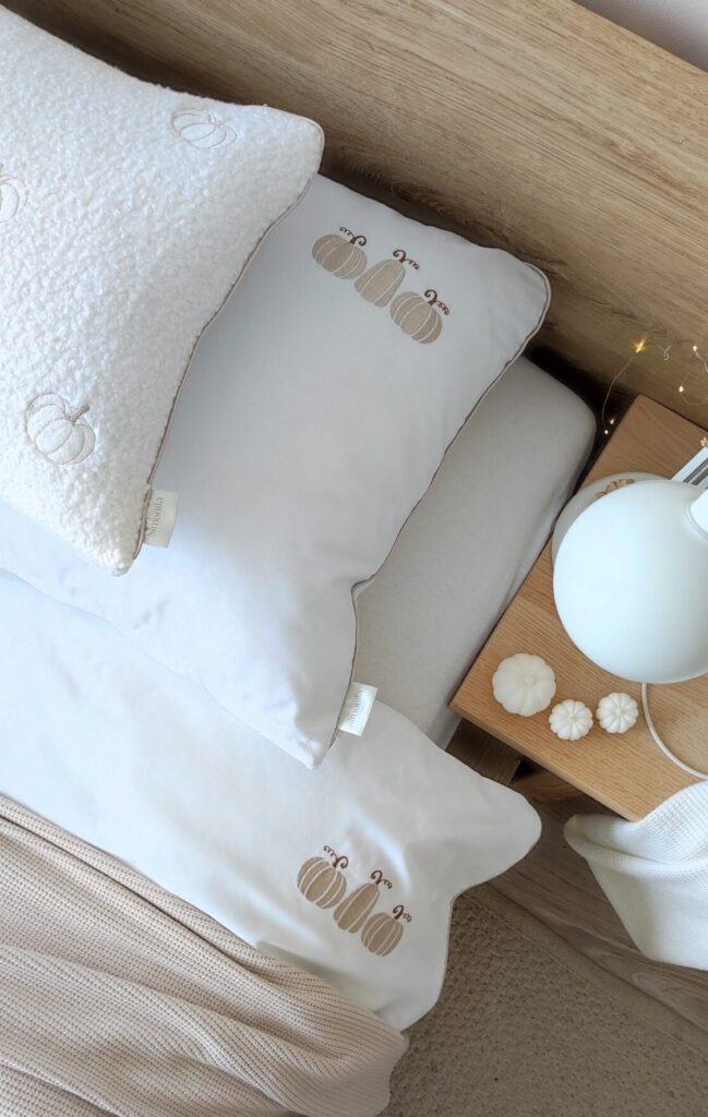 Biały komplet pościeli z haftem trzech beżowo-brązowych dyń, wykończony elegancką wypustką - kolekcja Simonila