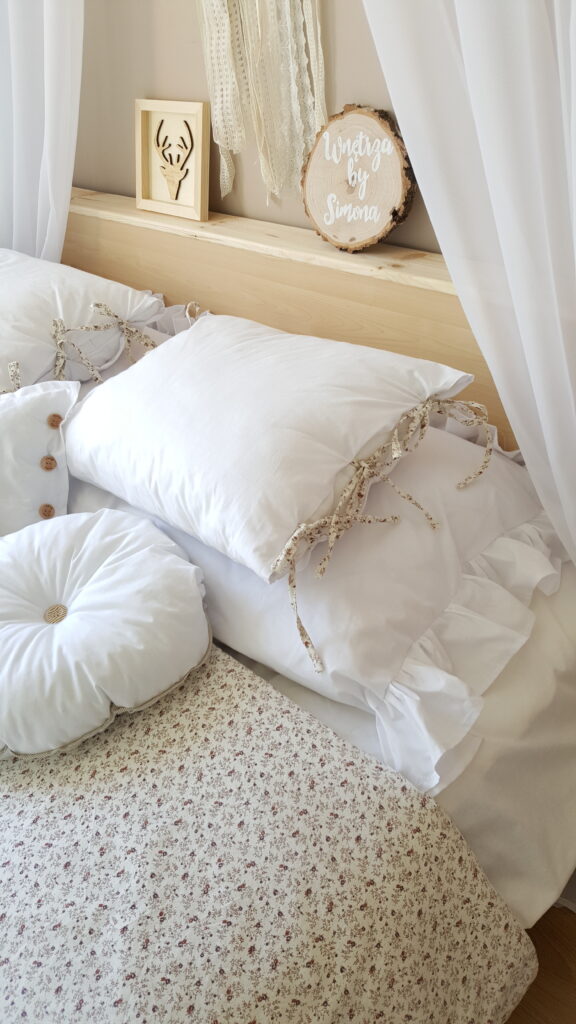 Biały komplet pościeli wiązany na troczki, pościele szyte na zamówienie z falbanką