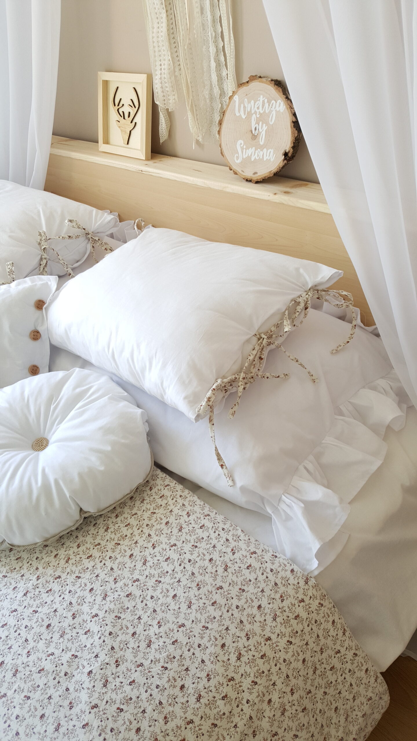 Biały komplet pościeli wiązany na troczki, pościele szyte na zamówienie z falbanką