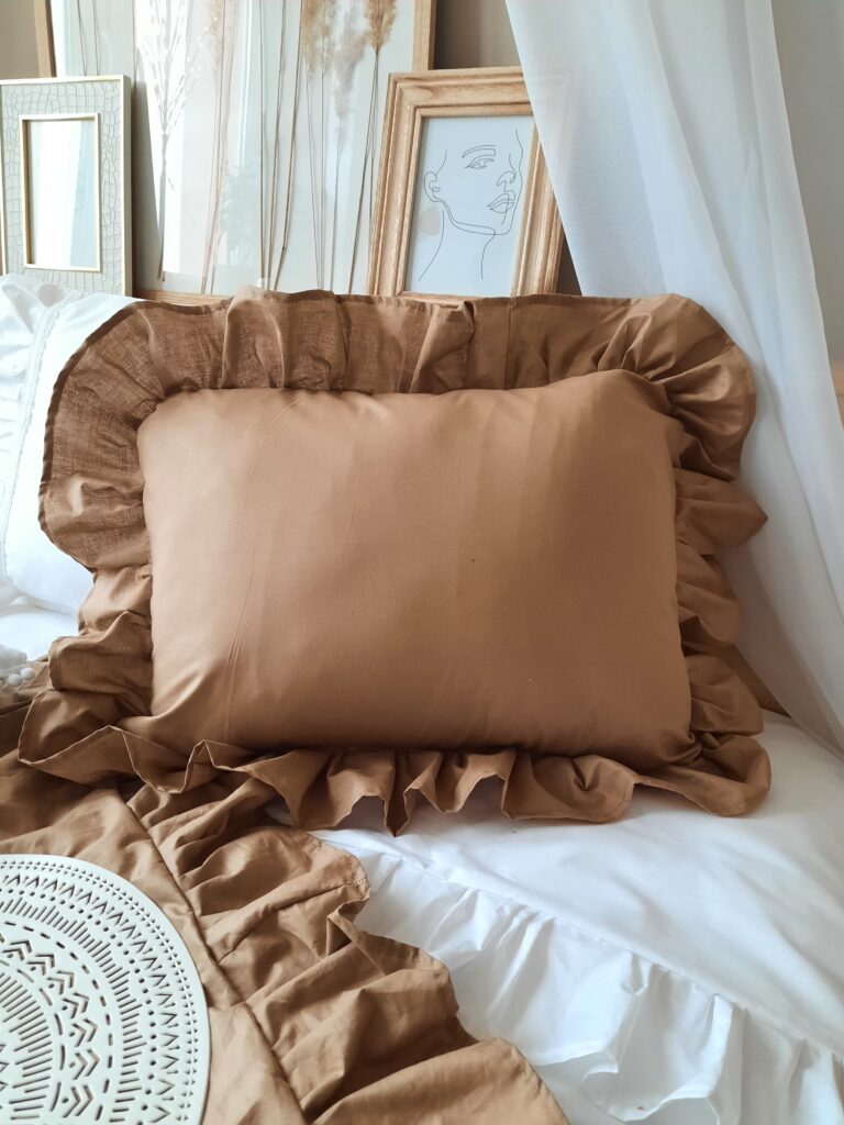 Komplet pościeli w ciepłym brązie, z falbanką, bawełniana pościel sklep Simonila, pościel w sypialni