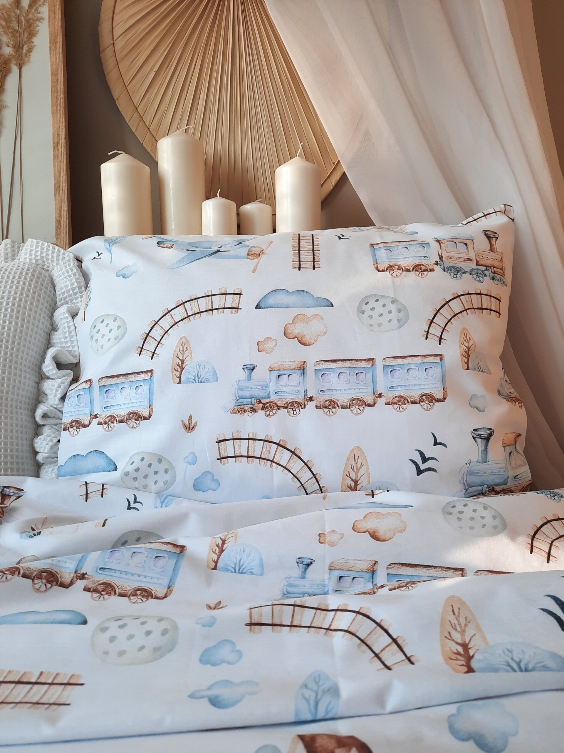 Bawełniany komplet pościeli POCIĄGI LOKOMOTYWA na białym tle BŁĘKIT BEŻ