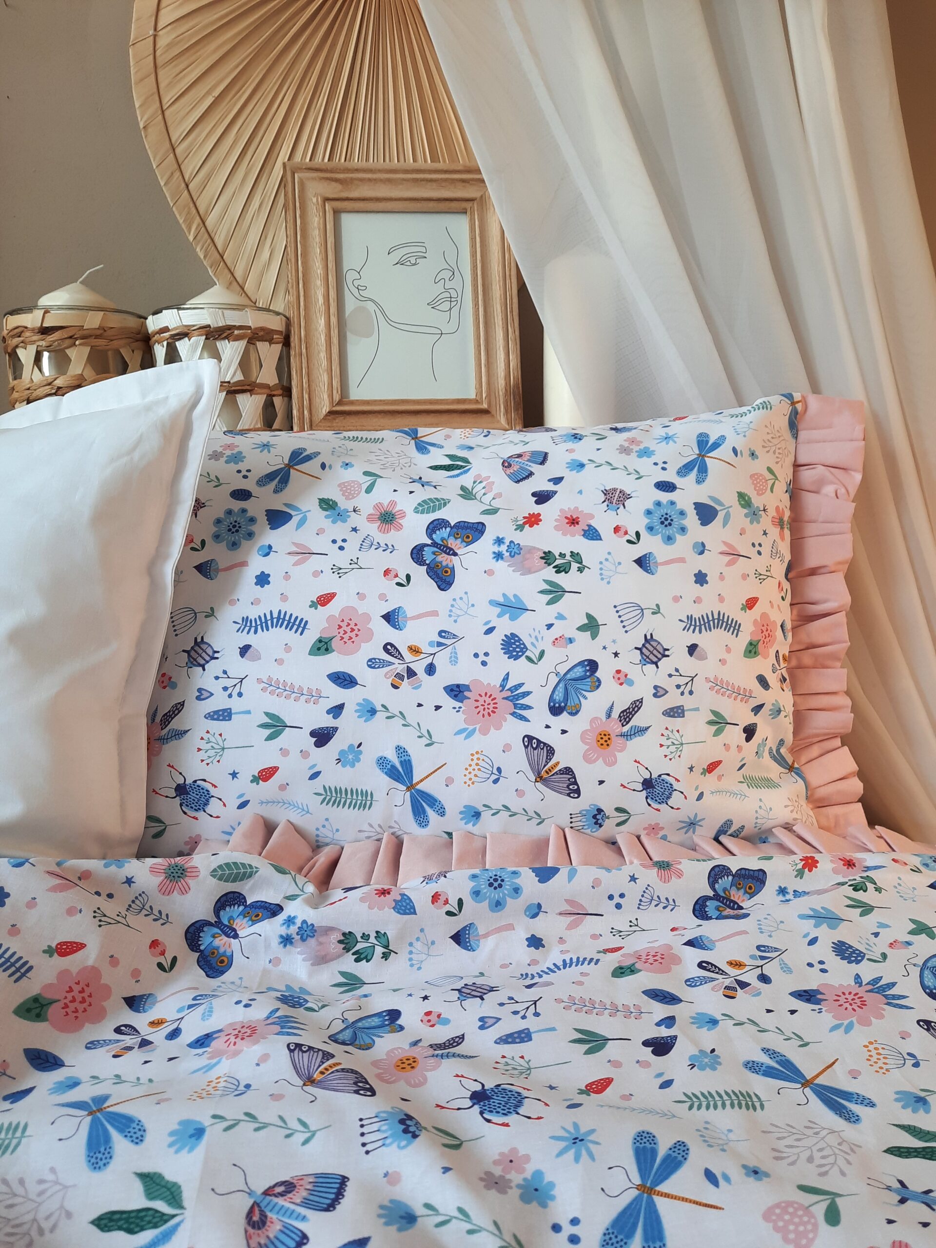Dziecięcy komplet pościeli z motylami z falbanka pudrowy róż, bawełna 100% antyalergiczna, bezpieczna dla dzieci
