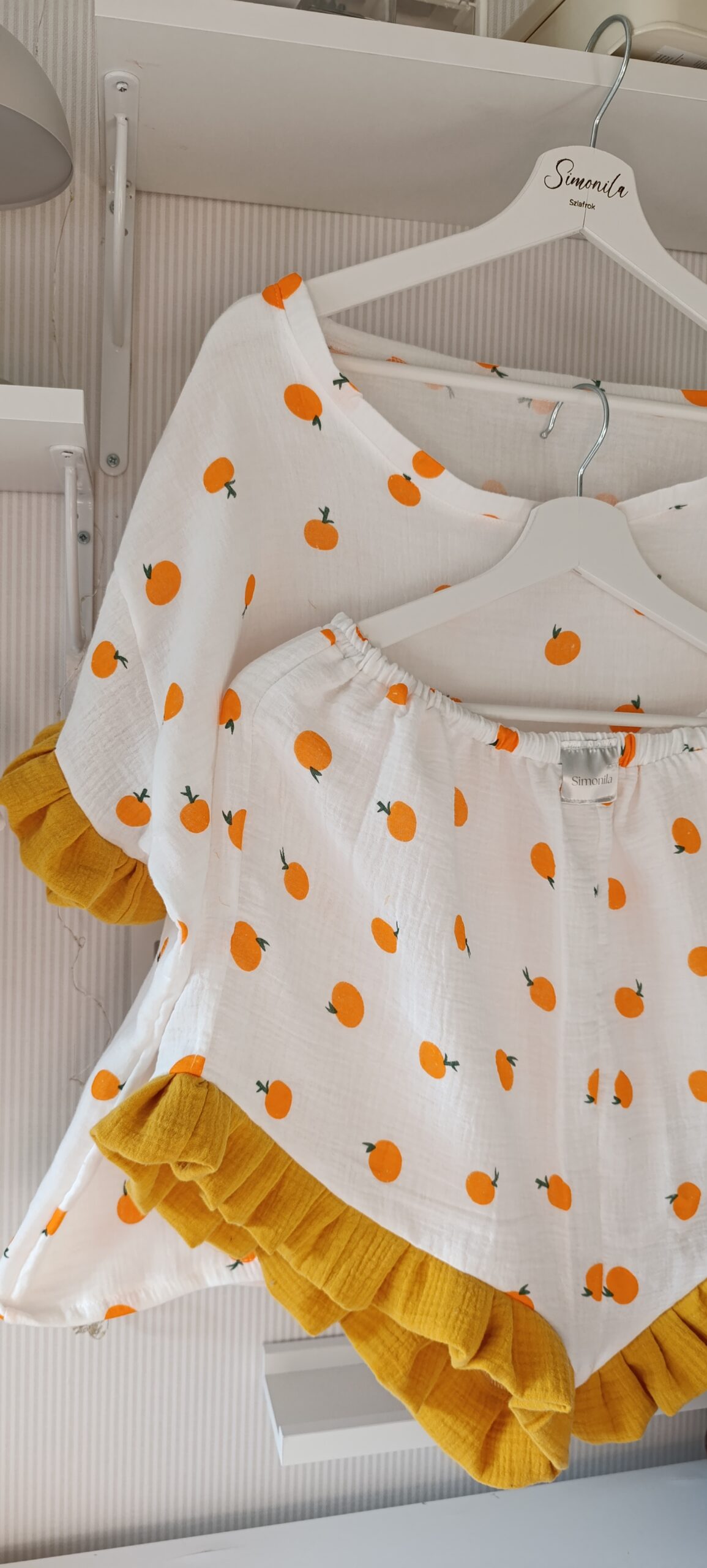 Muślinowa piżamka z falbanką w koszulce i spodenkach w POMARAŃCZE
