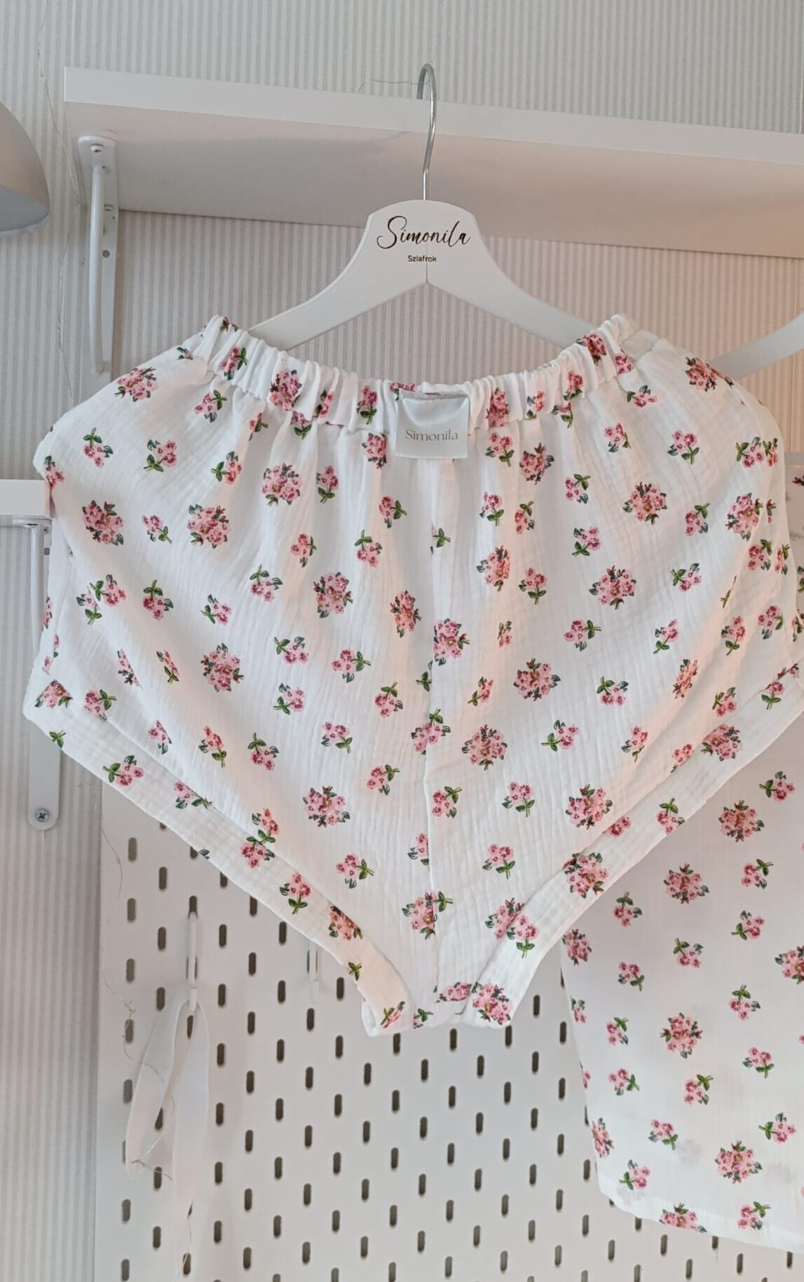 Muślinowa piżamka na ramiączkach w różyczki