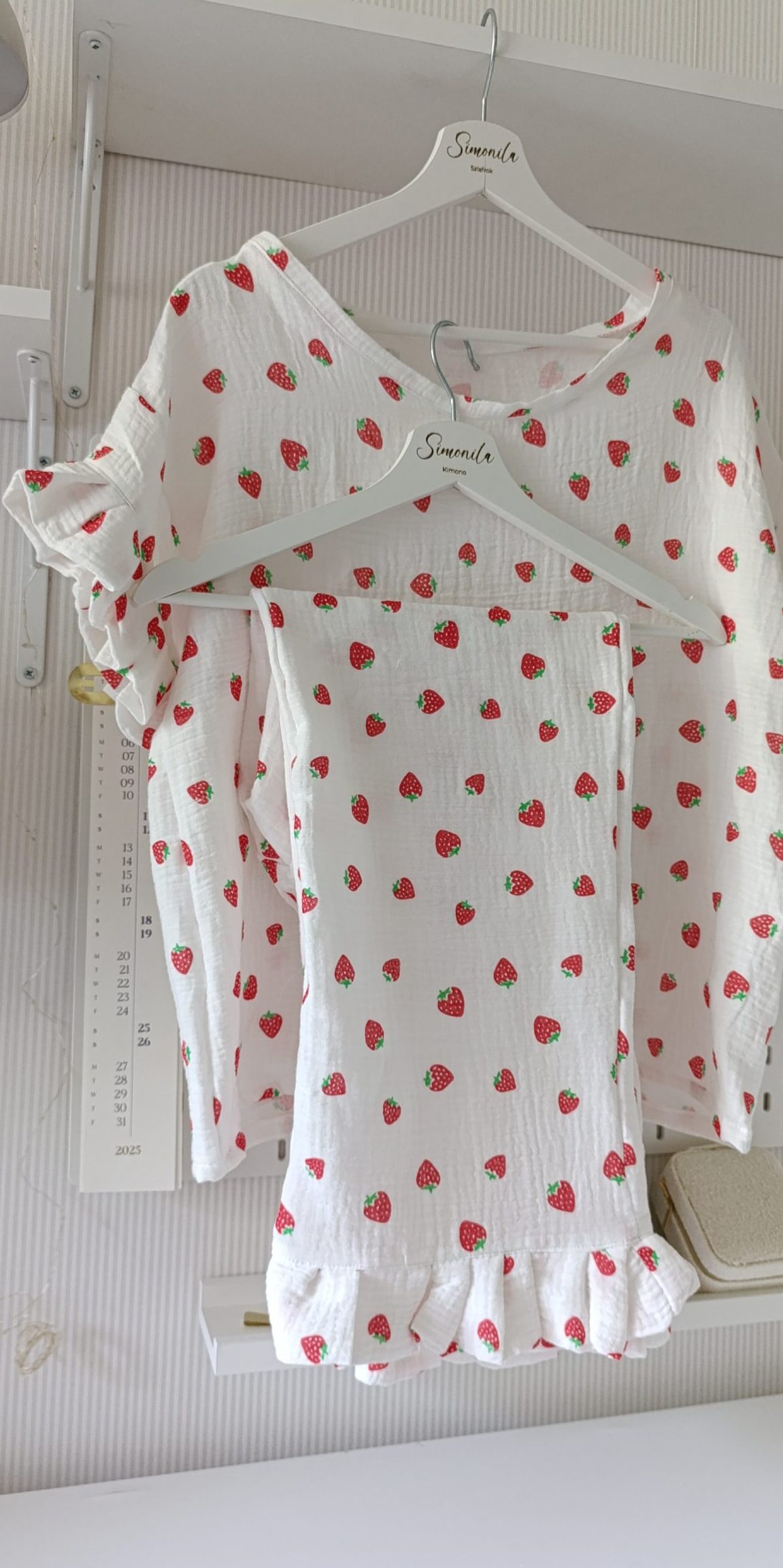 Muślinowa piżamka z falbanką długie spodnie z falbanką i koszulka w TRUSKAWKI