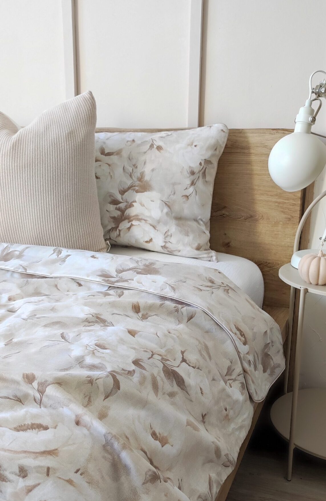 Bawełniany komplet pościeli w piwonie z beżową wypustką