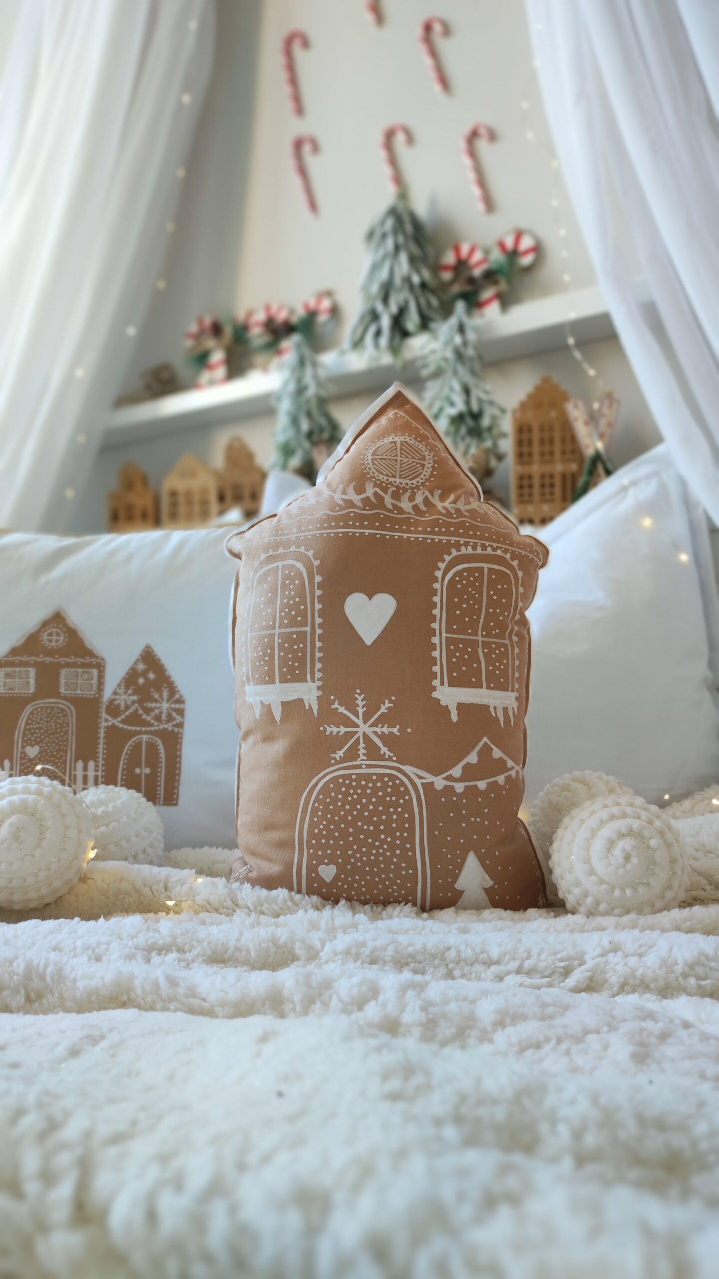 WYPRZEDANE Światęczna Poduszka domek z piernika ręcznie malowana chatka z piernika