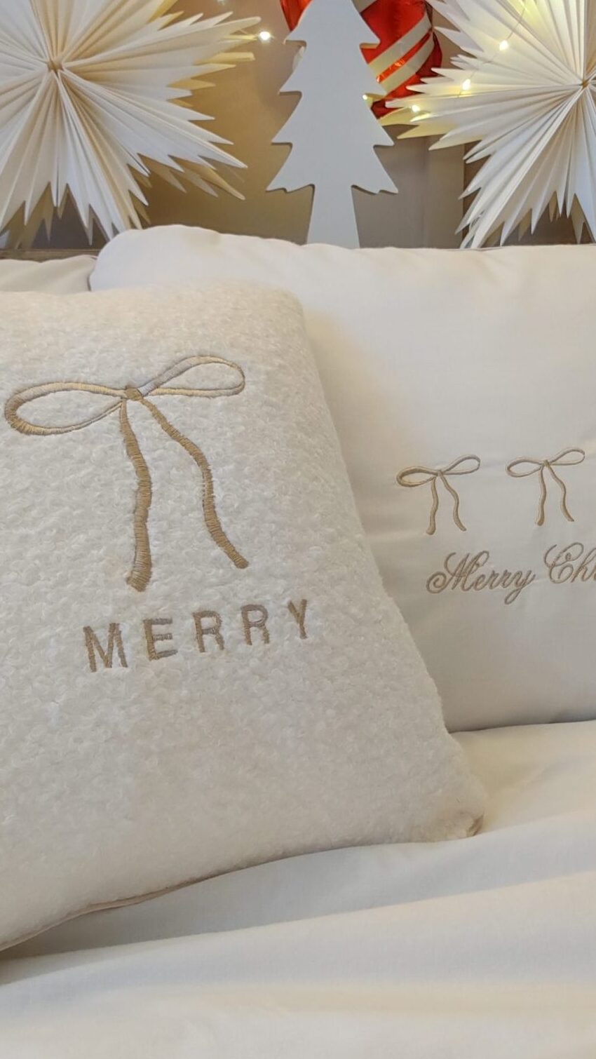 Świąteczna poduszka z haftem KOKARDA i MERRY boucle CZERWONY, BEŻOWY, SZARY, BORDOWY, CZARNY