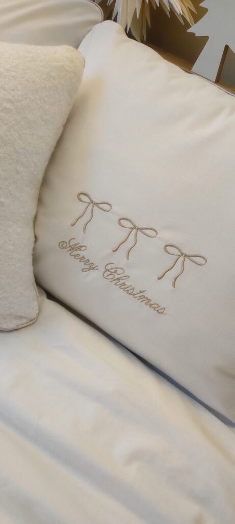 Świąteczna pościel z haftem kokard Merry Christmas