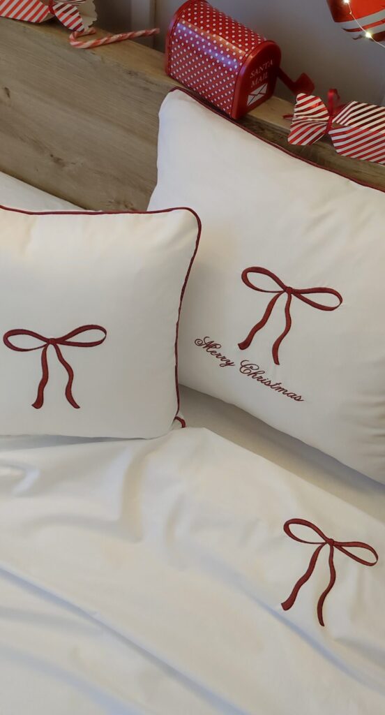 Świąteczny komplet pościeli z haftem bordowych kokard