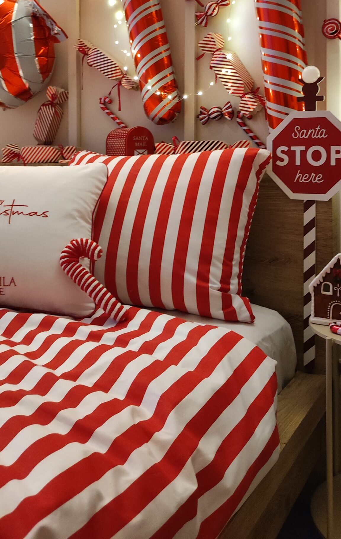 Świąteczny komplet pościeli w czerwono-białe laski cukrowe z wypustką. 100% bawełna – szyta w Polsce na zamówienie.