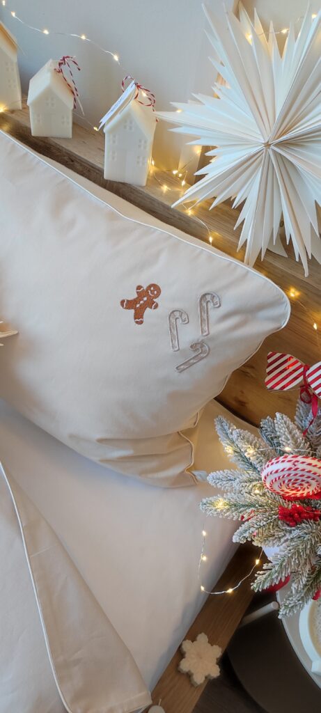 Świąteczna pościel beżowa z haftem ciastek