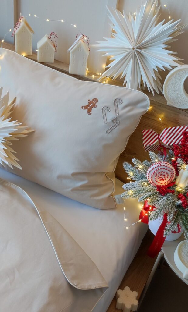 Świąteczna pościel beżowa z haftem ciastek