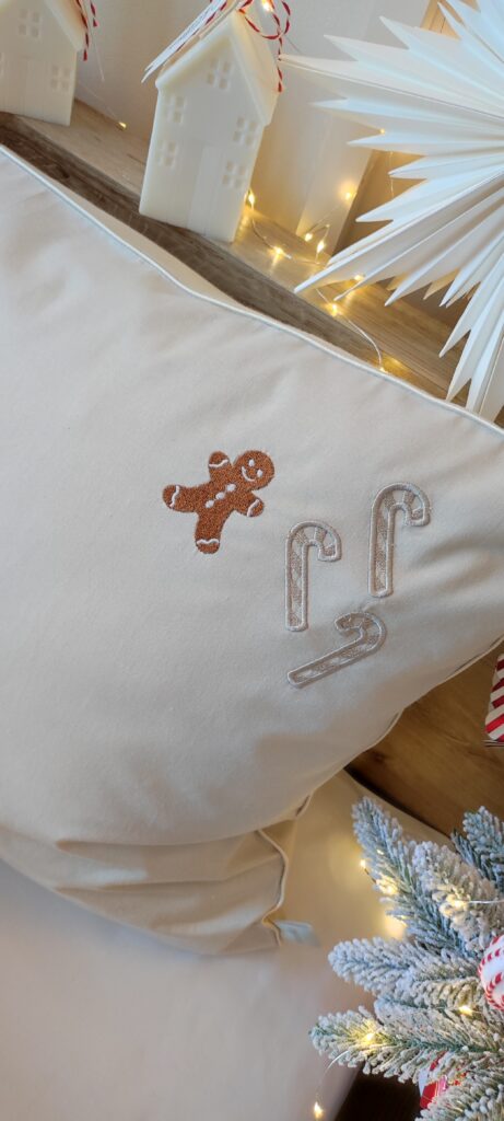 Świąteczna pościel beżowa z haftem ciastek Zbliżenie na haft maszynowy, laski cukrowe, pierniki, ciastek pościel na święta