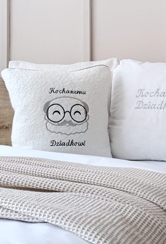 Poduszka boucle z haftem z okazji dnia Babci i Dziadka