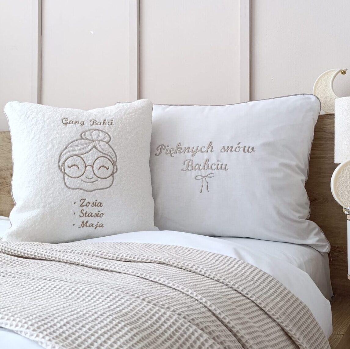 Komplet pościeli na Dzień Babci i Dziadka z haftem – personalizowany i wyjątkowy prezent pełen czułości