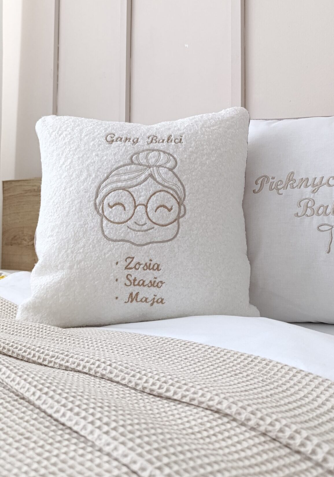 Poduszka GANG BABCI HAFTY IMIENNE. Wyjątkowy pomysł na prezent z okazji dnia Babci i Dziadka