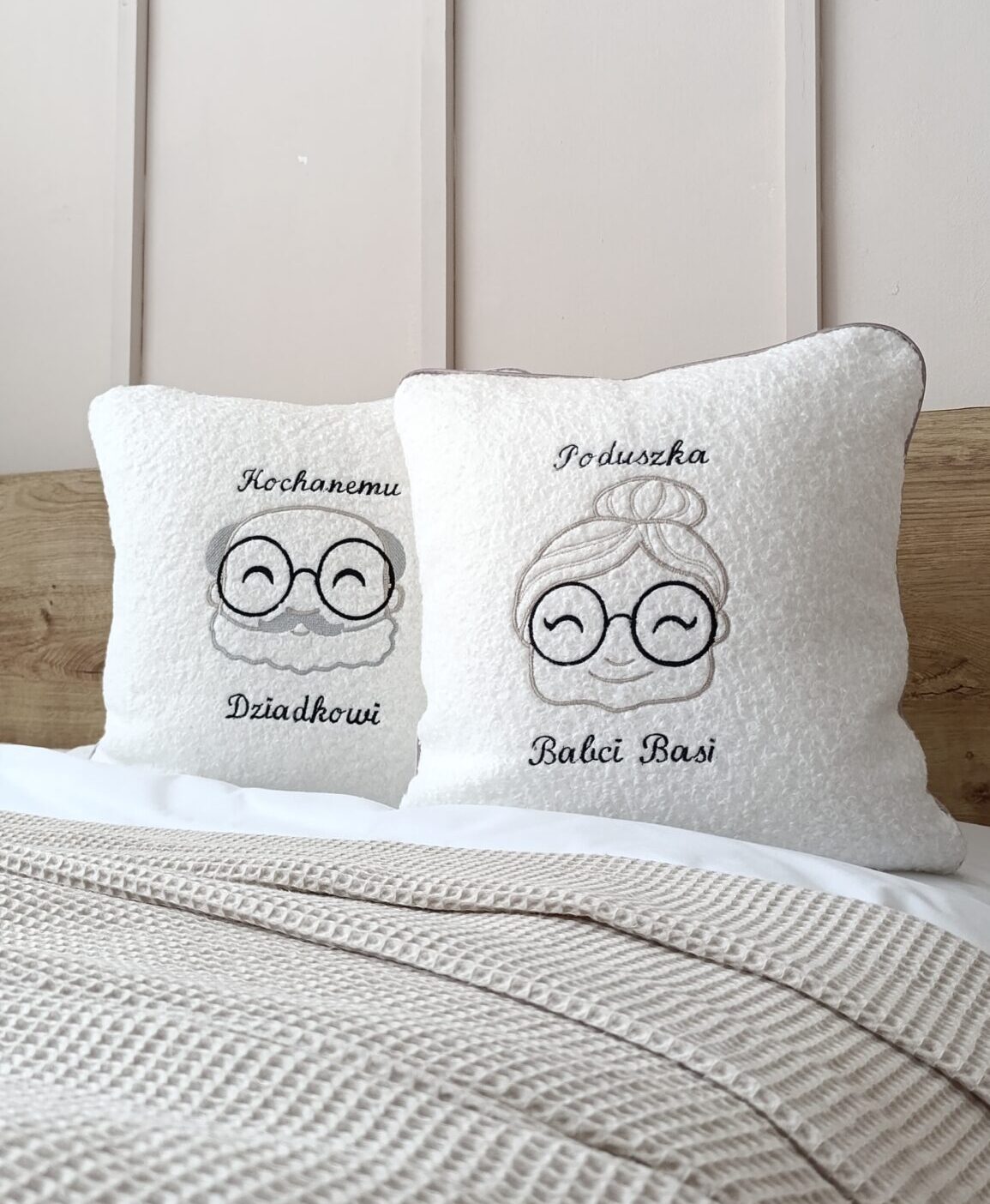 Zestaw poduszek boucle z okazji Dnia Babci i Dziadka z haftem