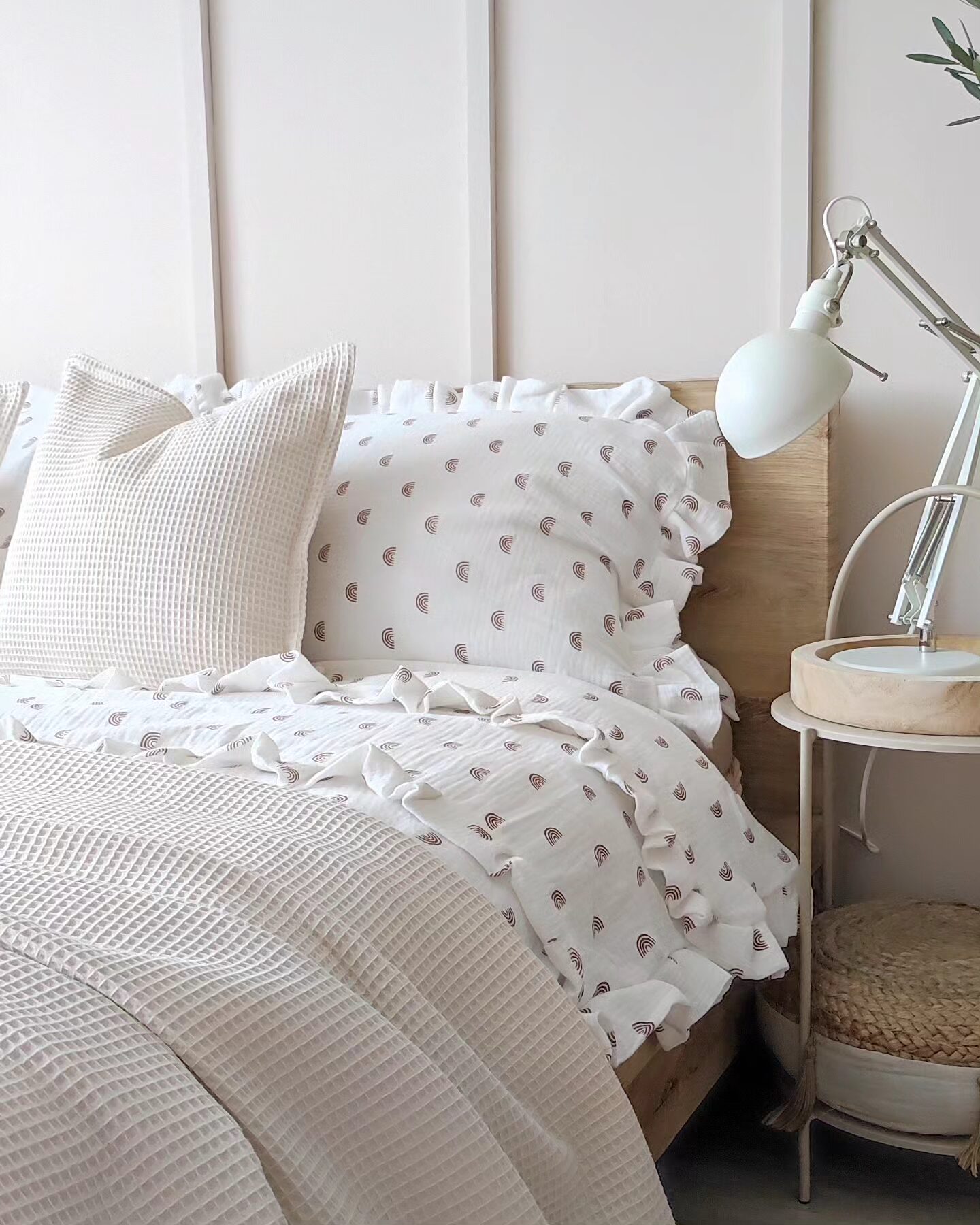 Delikatny muślinowy komplet pościeli z uroczą falbanką i wzorem tęczy – lekki, oddychający i idealny na każdą porę roku.