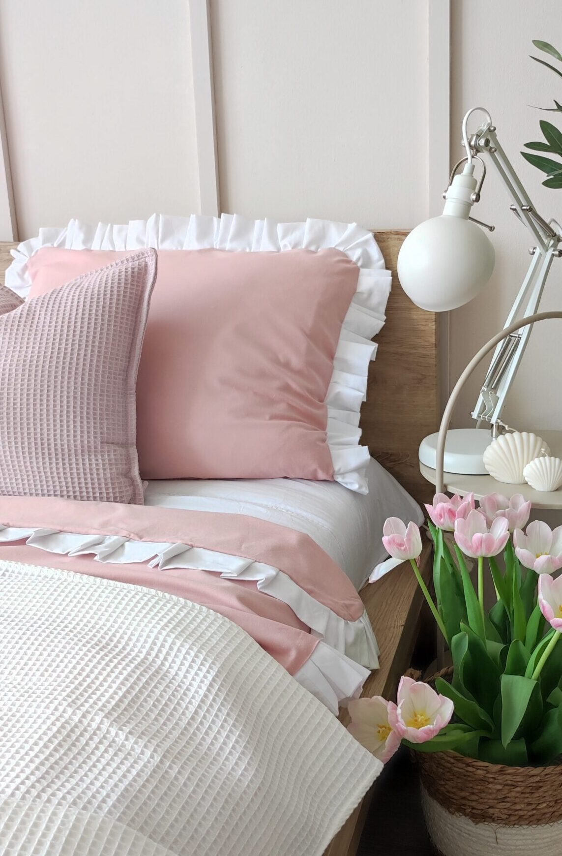 Pościel z falbanką pudrowy róż i biały, miękka antyalergiczna pościel 100% bawełna. Szyta na zamówienie