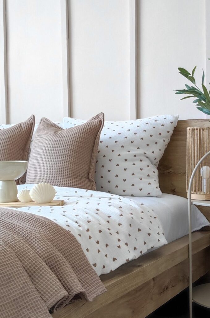 pościel muślinowa w brązowe serduszka