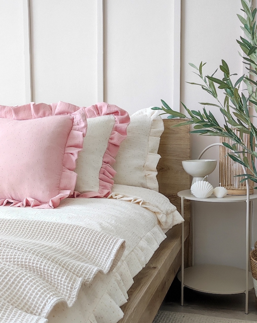 Muślinowy komplet pościeli ECRU ze złotymi drobinkami z falbanką