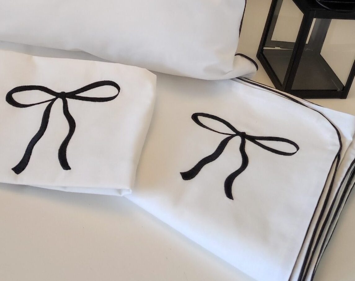 Biała pościel bawełniana z kokardami i wypustką