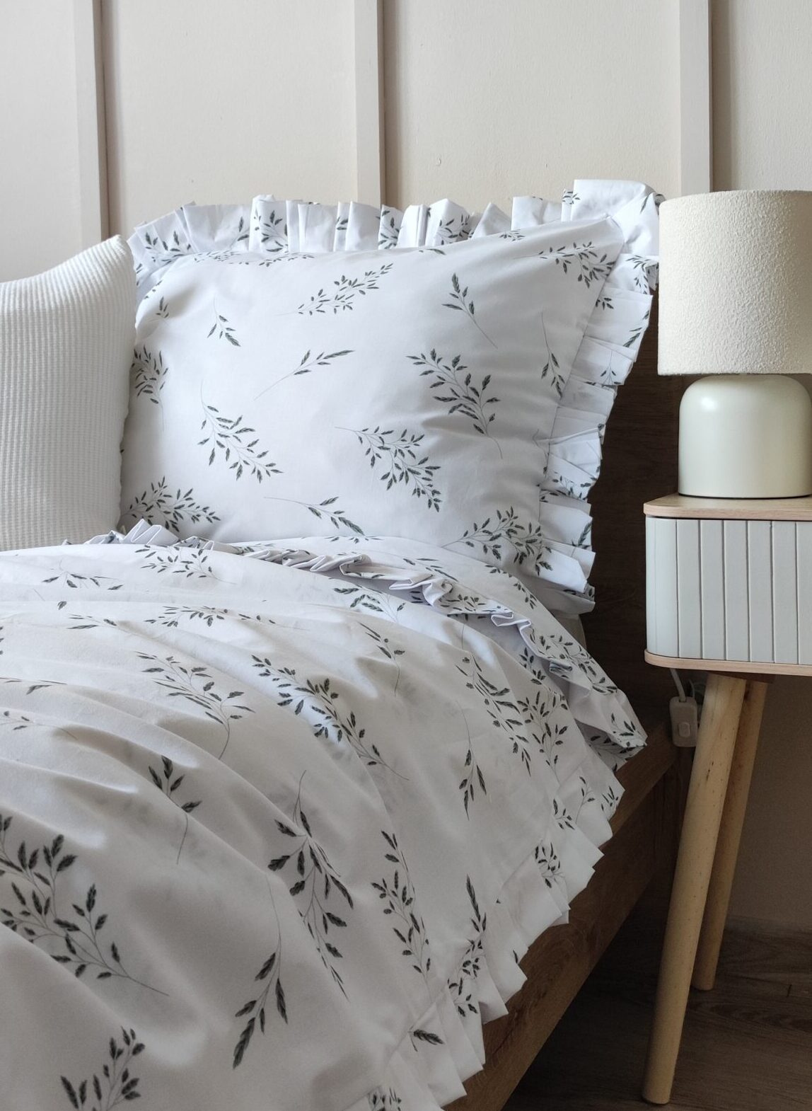 Bawełniany komplet pościeli z szarymi zbożami na białym tle z falbanką