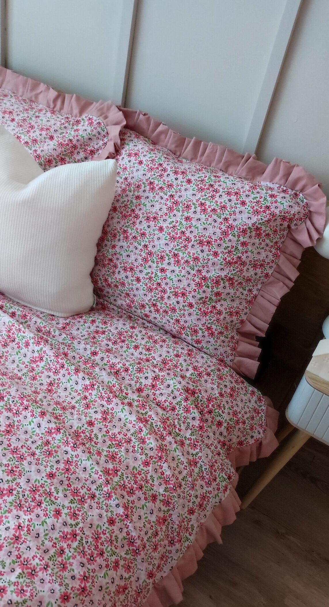 Łączka drobnych kwiatów różowych z falbanką pudrowy róż, bawełniana pościel 100%, antyalergiczna miękka.