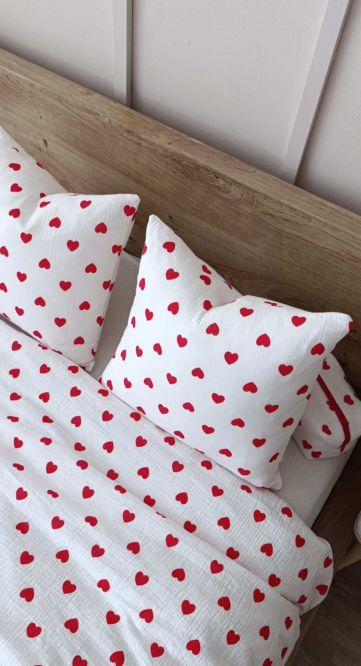 Prosty muślinowy komplet pościeli w czerwone serduszka na białym tle
