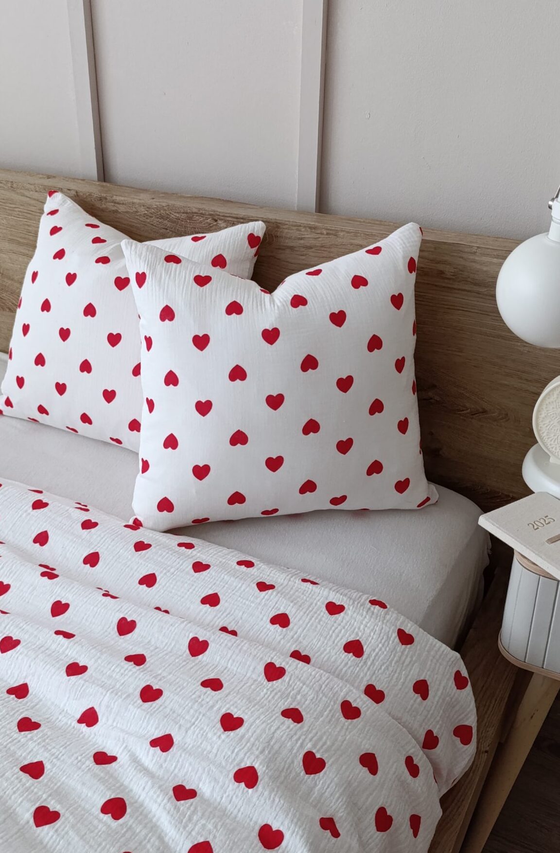 Muślinowe poszewki jaśki z motywem w czerwone serduszka na białym tle