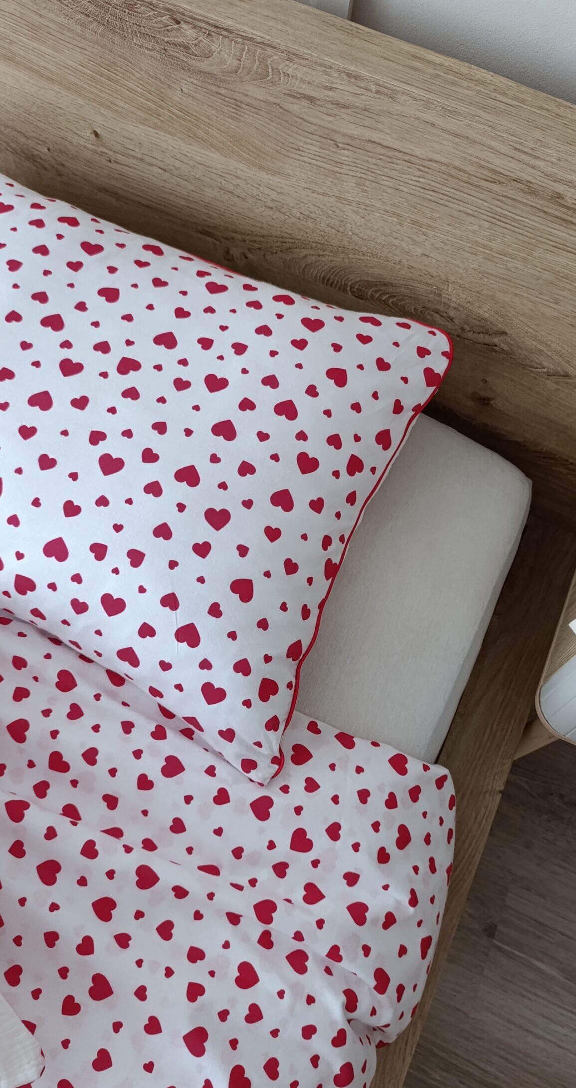 Bawełniany komplet pościeli w czerwone serduszka na białym tle z czerwoną wypustką