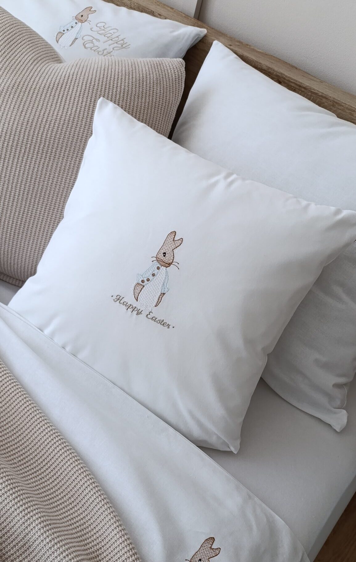 Cudowna Poszewka Wielkanocna Zajączek Happy Easter, haft maszynowy