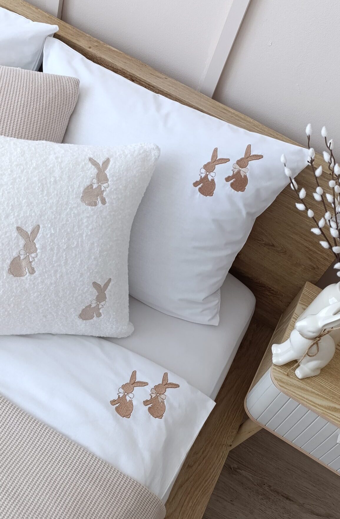 Wielkanocny komplet pościeli Happy Easter, pościel na Wielkanoc z haftem zajączków, bawełna 100% antyalergiczna, miękka oddychająca