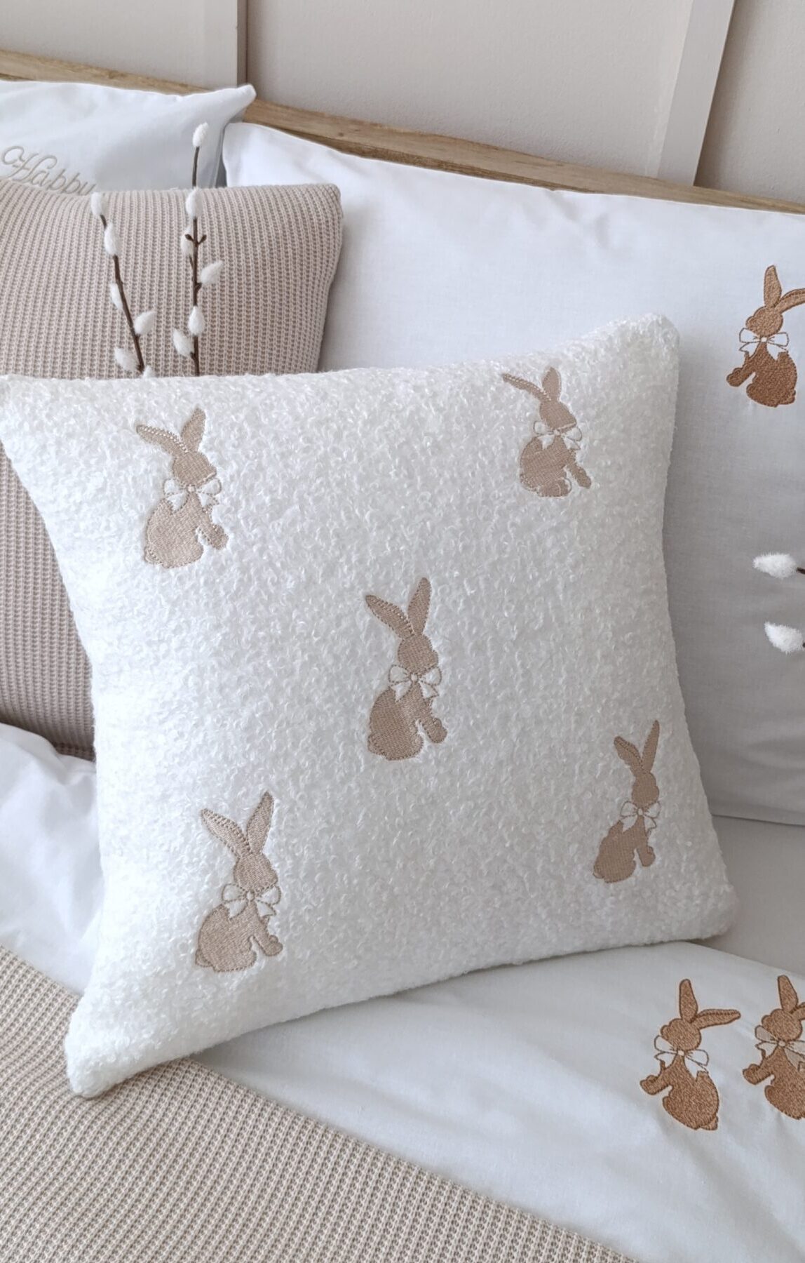 Boucle poszewka z haftem beżowych zajączków Happy Easter, wiosna, Wielkanoc