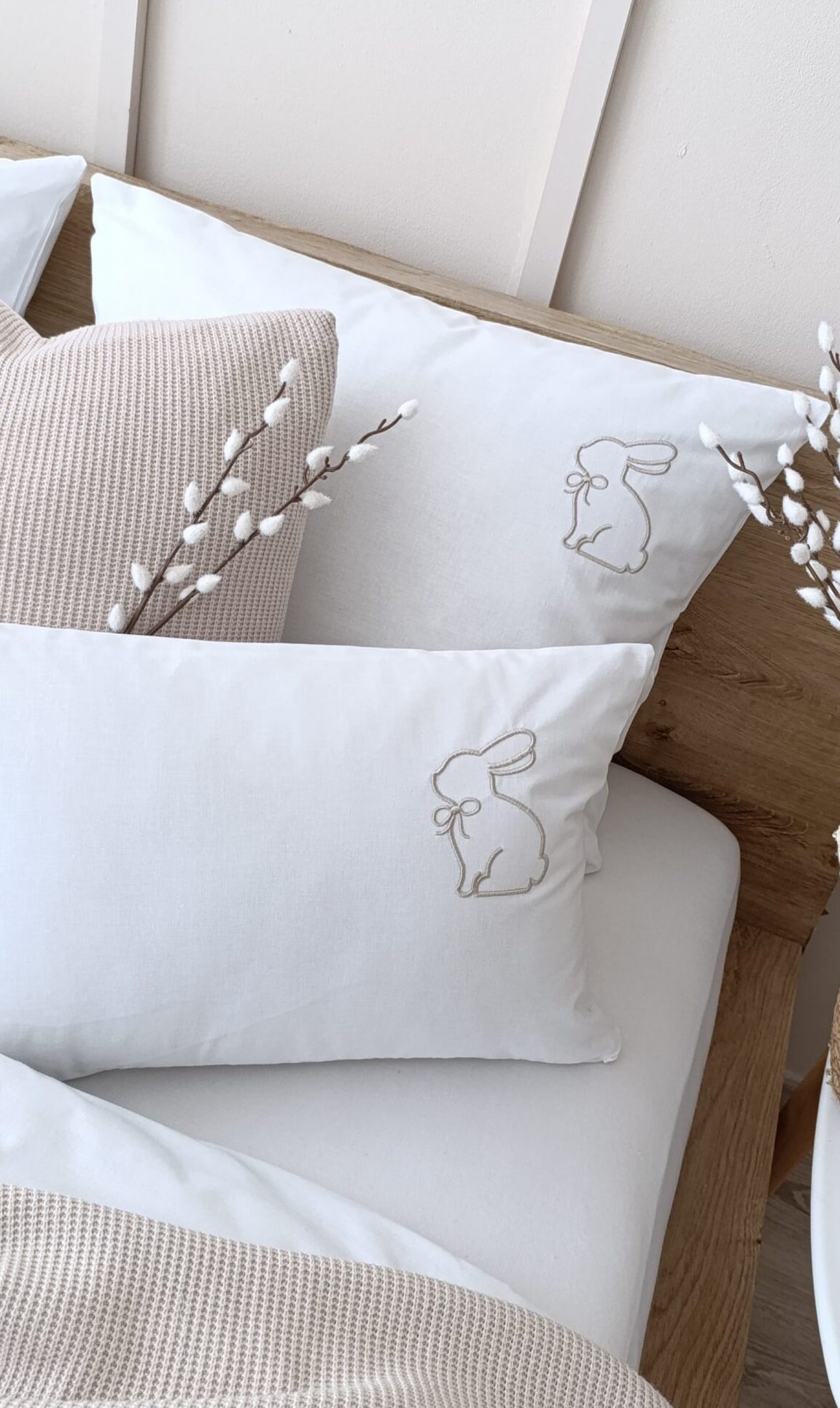 Wielkanocna pościel bawełniana na wiosnę z zajączkami, minimalistyczny haft w poszewkach. Bawełna 100% antyalergiczna.