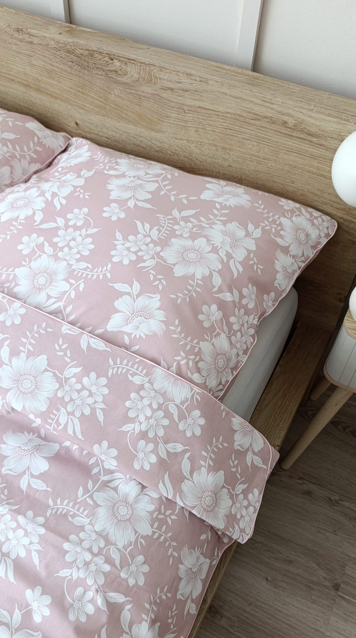 Bawełniany komplet pościeli  w białe kwiaty z wypustką pudrowy róż, szyte na zamówienie.