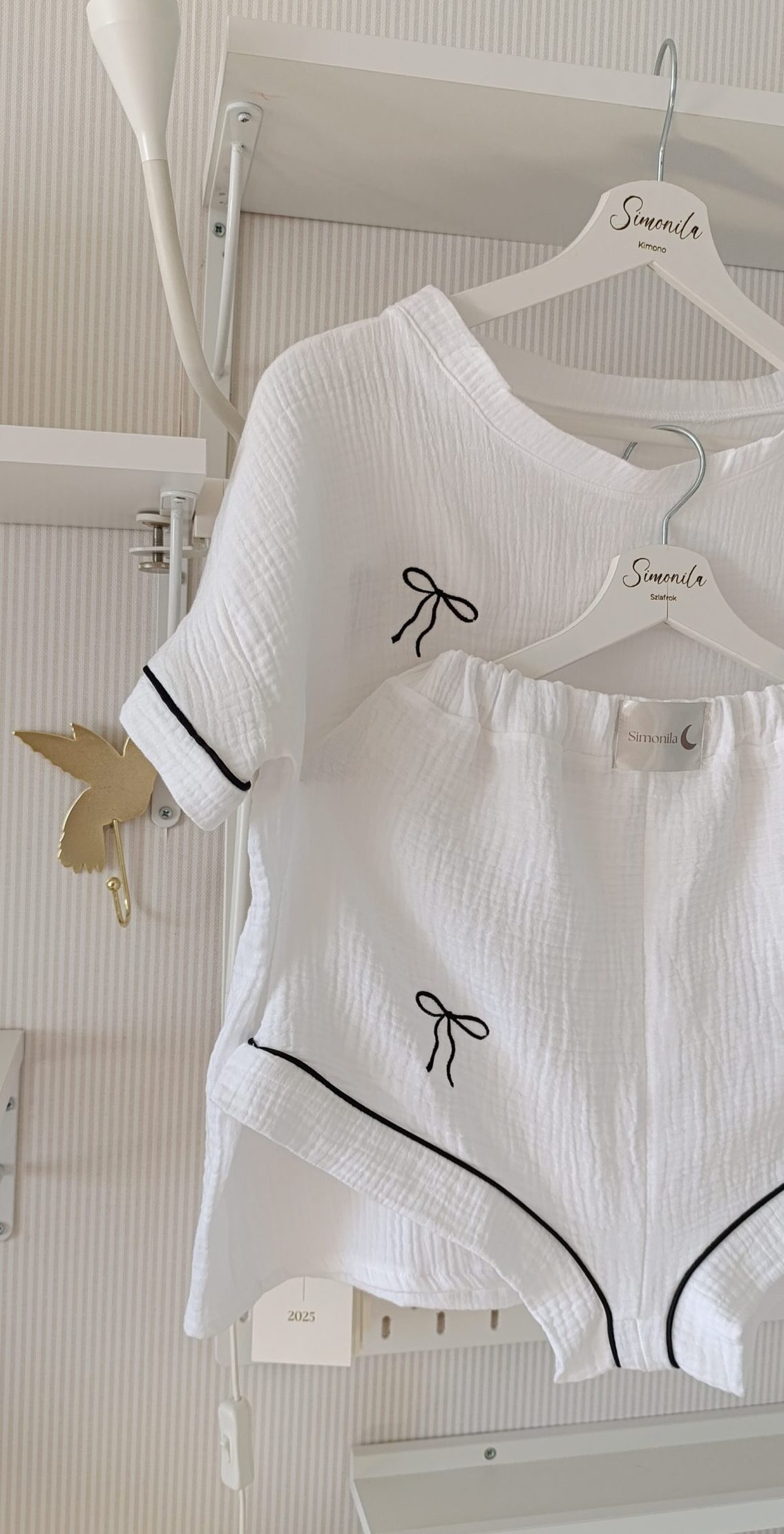 Muślinowa biała piżamka z czarnymi kokardkami i wypustką